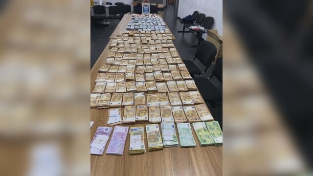 Митнически служители недекларирана валута с левова равностойност над 1 950