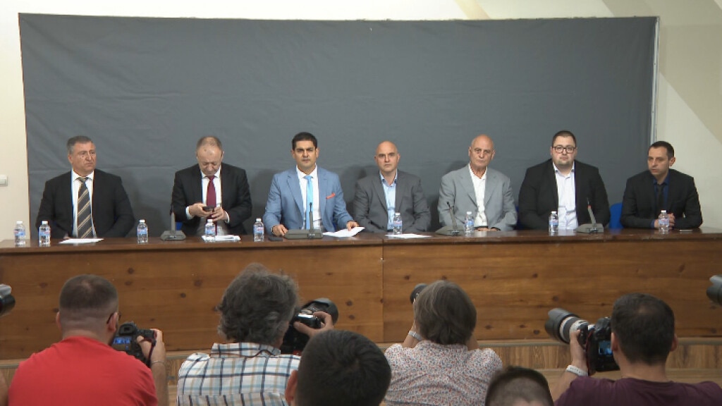 Подалият оставка министър на младежта и спорта Василев и група