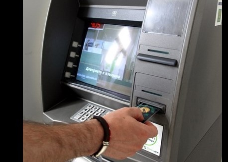 Традиционно банките повишиха таксите си като една част вече са