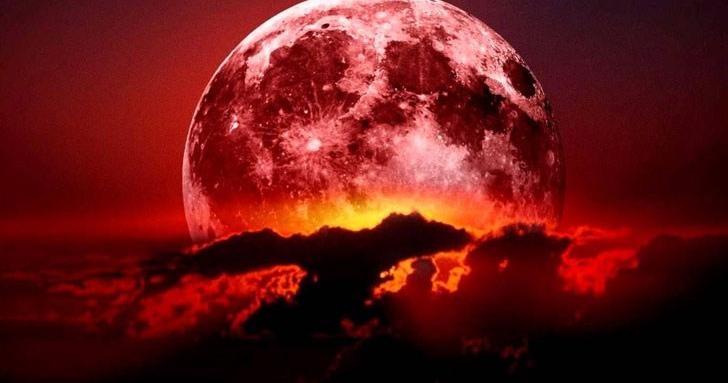 Наблюдаваме т нар ягодова Суперлуна Кадрите са от гръцката столица Атина