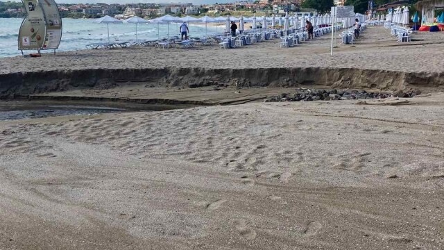 Силна буря и проливни дъждове са нанесли щети на морските плажове