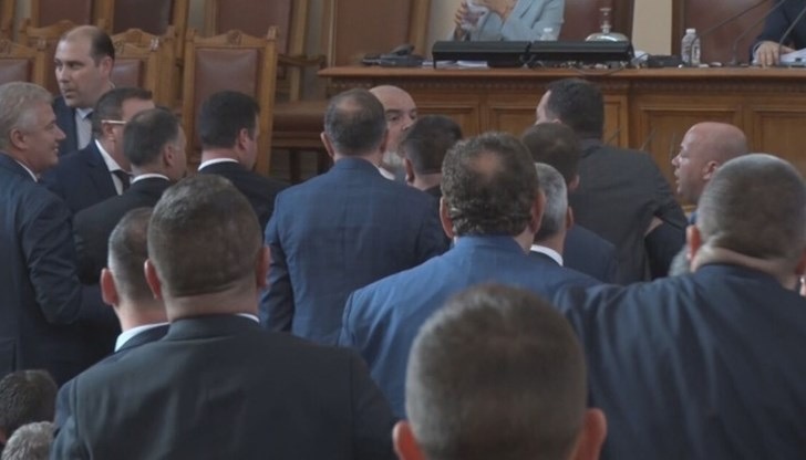 Депутатите тоново почти стигнаха до бой в пленарната зала след