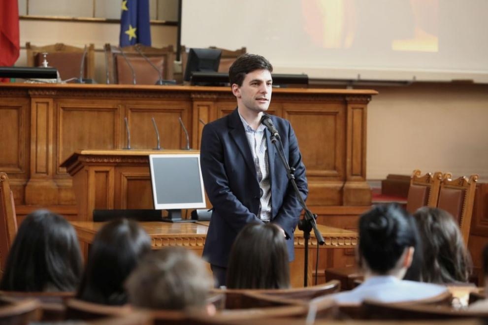 Първа точка в дневния ред на парламента днес е искането