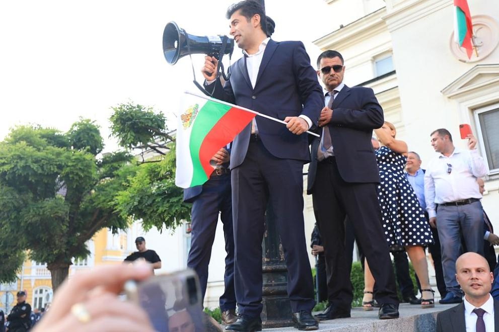 Стотици граждани се събраха пред Народното събрание в знак на