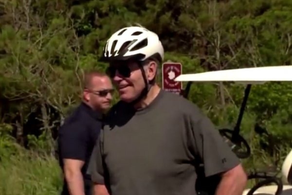 Президентът на САЩ Джо Байдън падна докато се опитваше да