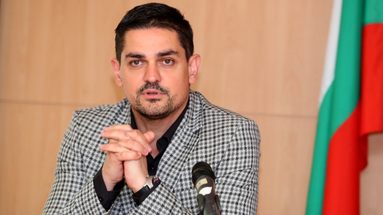 Един от първите напуснали Има такъв народ спортният министър