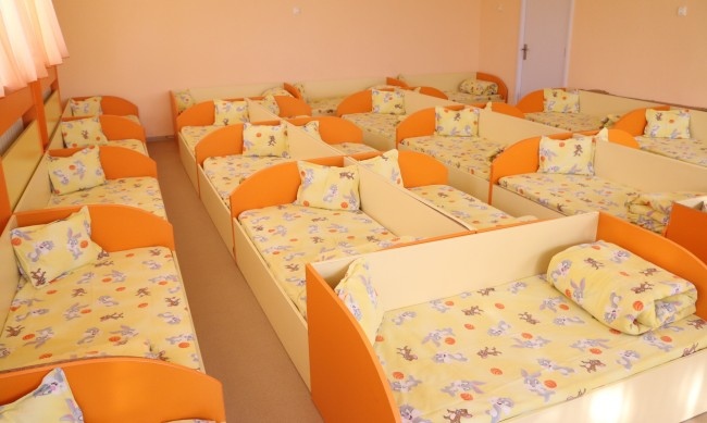 Синини по лицето и ръцете на дете на година и