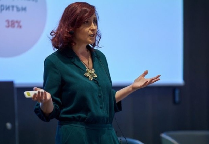 Изританата от телевизията по заповед на хунтата Ани Цолова написа