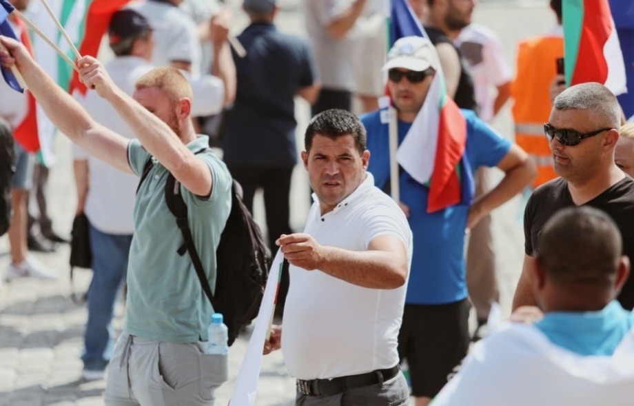 Десетки протестиращи се събират край катедралата Александър Невски в София