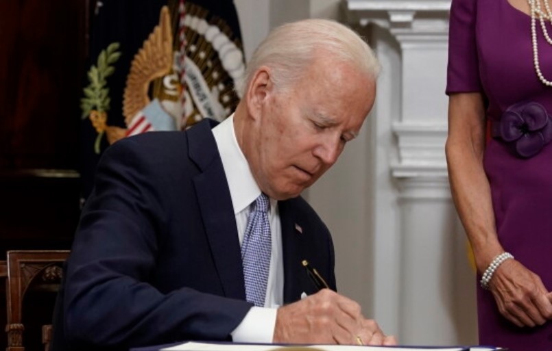 Американският президент Джо Байдън подписа законопроекта за контрол върху оръжията