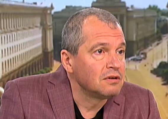 Тошко Йорданов: Решението за изгонването на руските дипломати е лично на Кирил Петков