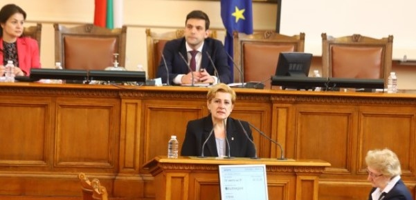 Елена Гунчева е оттеглила заявлението си за напускане на НС