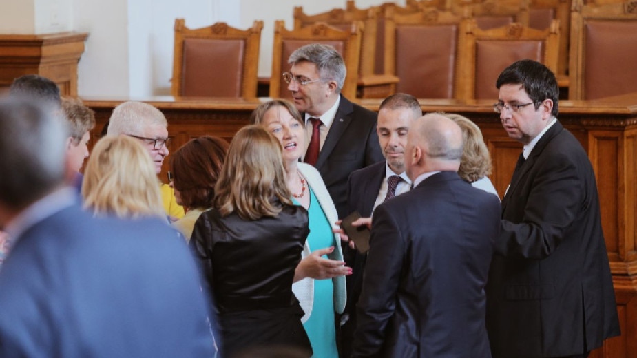 Премиерът Кирил Петков и ръководителят на ДАНС Пламен Тончев ще