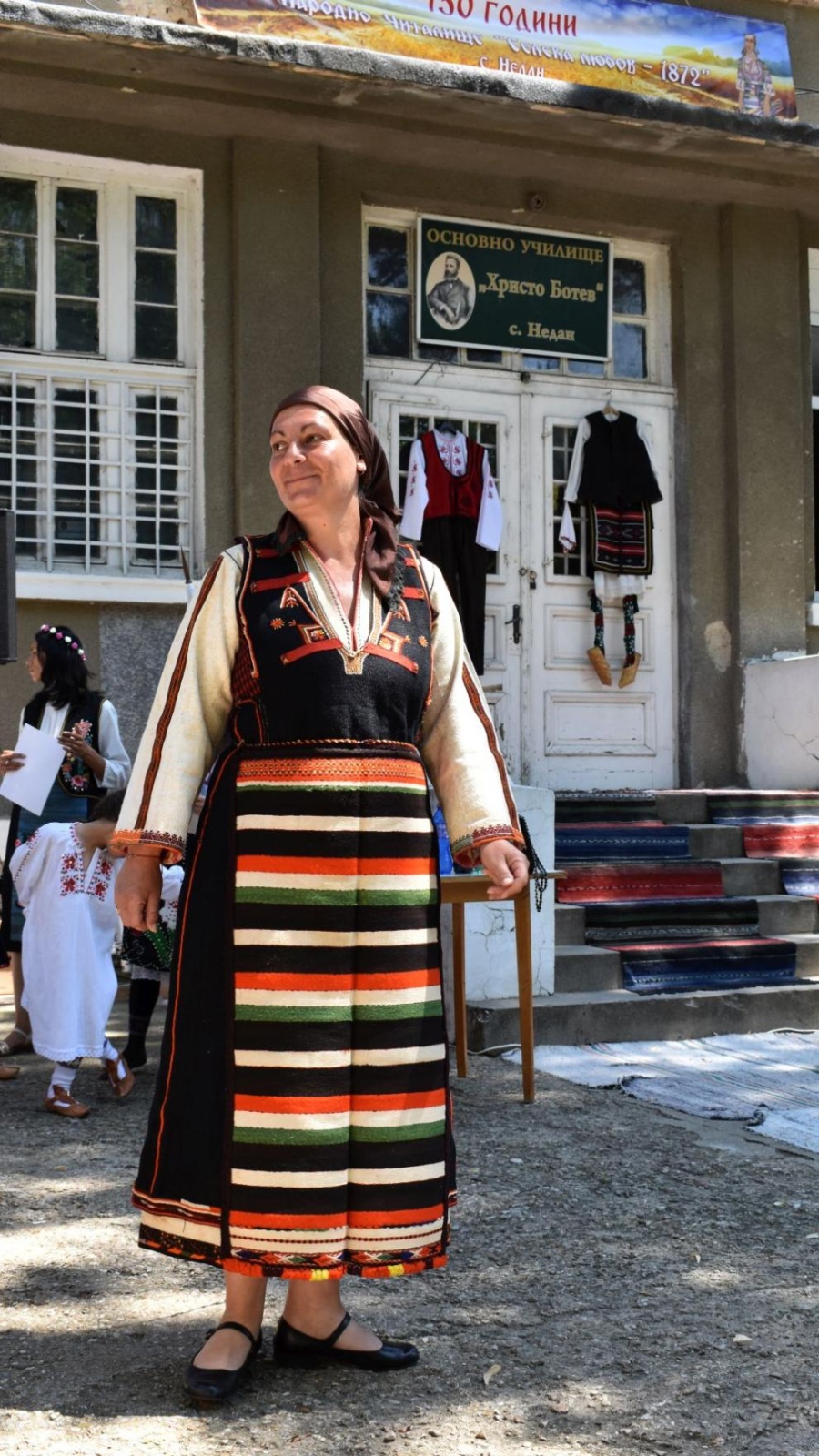 Жени и мъже със стогодишни автентични носии дефилираха в павликенското