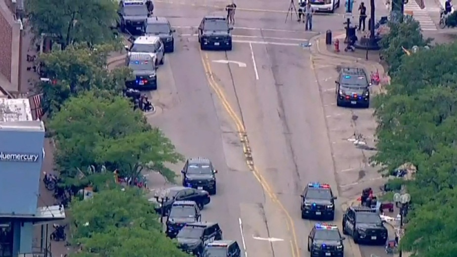 Полицията реагира на стрелба в центъра на Хайленд Парк Илинойс