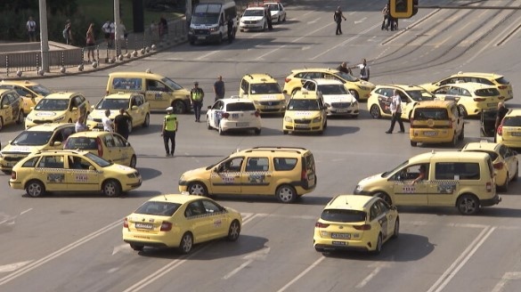 Малко преди 17 ч таксита блокираха столичния булевард Черни Връх