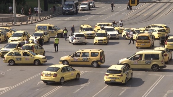 Малко преди 17 ч таксита блокираха столичния булевард Черни Връх