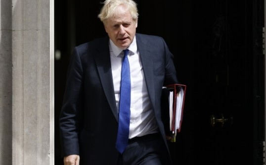 Серия от оставки на ключови министри в британското правителство предизвикаха