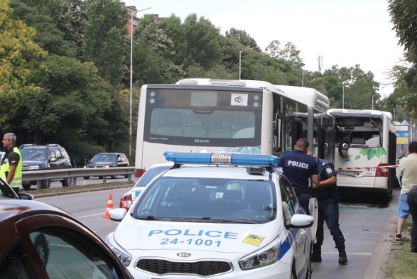Два автобуса на градския транспорт се удариха в София в