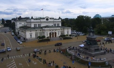 Протест пред парламента се провежда в подкрепа на ново правителство