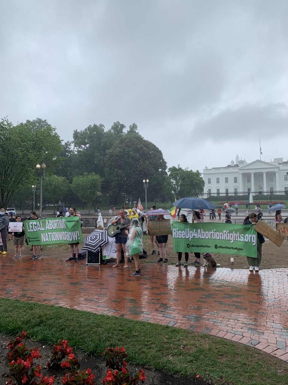 Стотици демонстранти в американската столица се стекоха към Белия дом