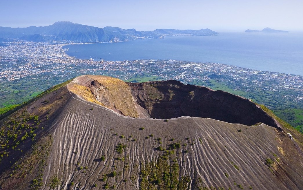 23 годишен американски турист падна във вулкана Везувий докато си прави