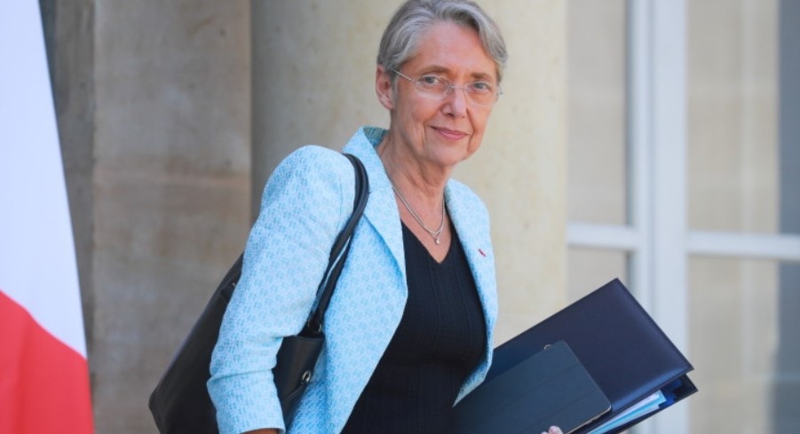 Френският министър-председател Елизабет Борн оцеля при първия си вот на
