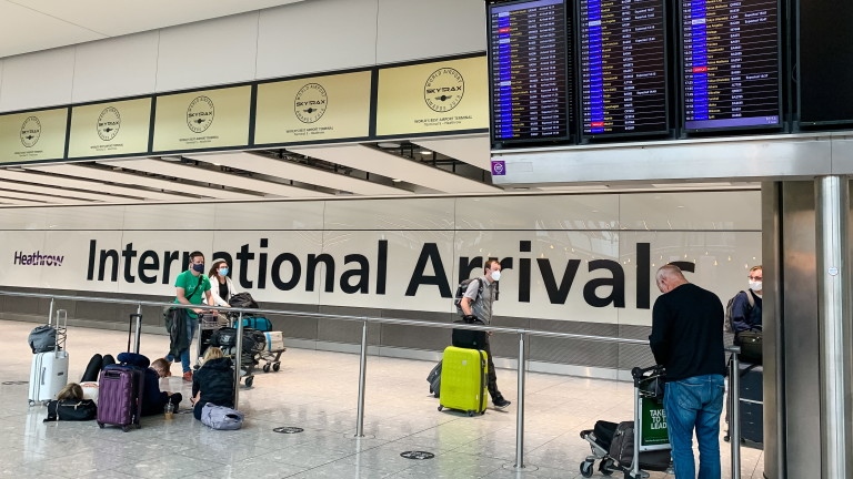 Лондонското летище Хийтроу ограничава от днес броя на заминаващите пътници