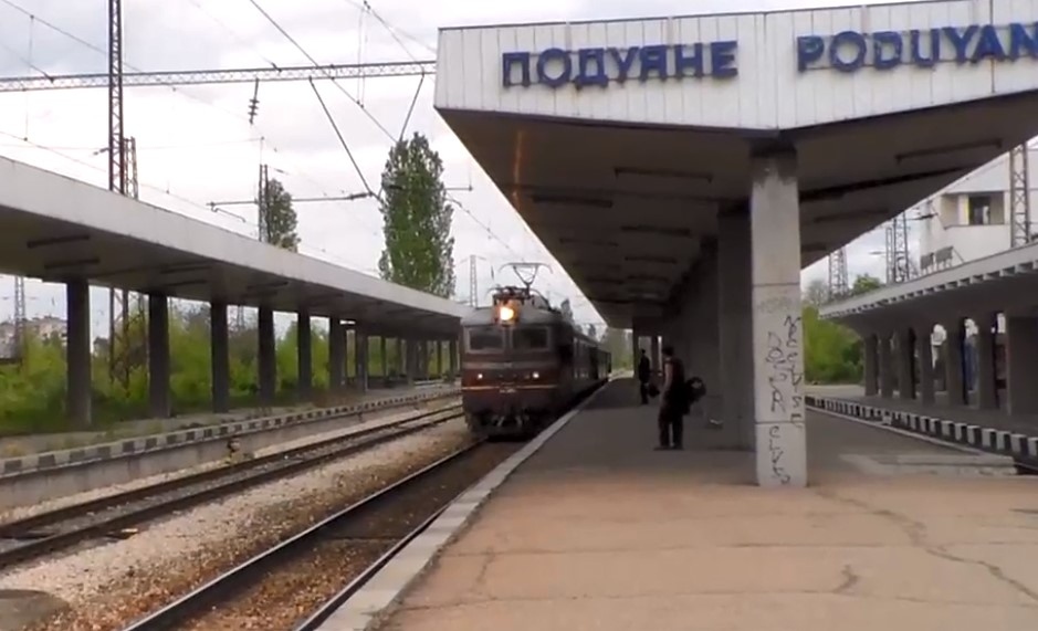 Част от контактна мрежа е паднала върху влак на столичната