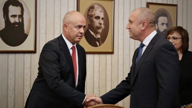 Мандатът ще се връчи на парламентарната група ще го получи