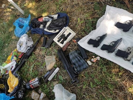 Цял боен арсенал подготвен за използване е бил открит при