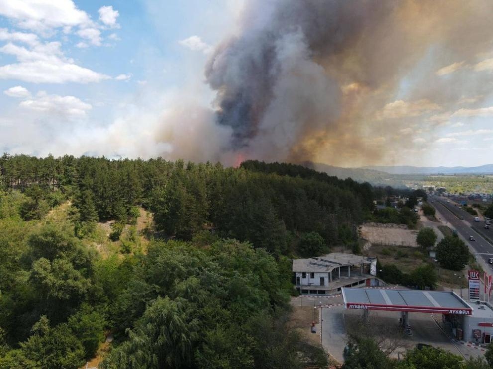 Голям пожар пламна в гориста местност край Казанлък Пожарът е на