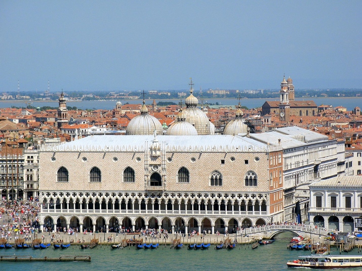 Във Венеция която посреща милиони посетители всяка година туризмът допринася