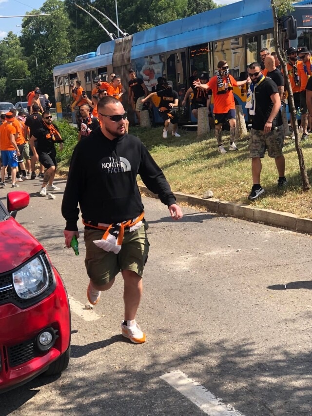 Масов бой като по учебник си организираха футболните агитки на