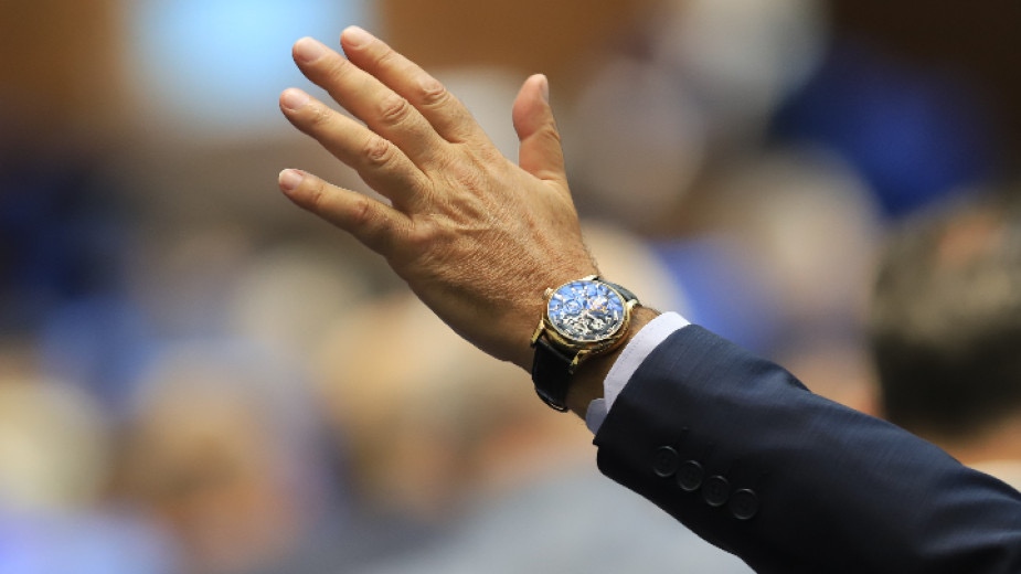 След няколко неуспешни опита заради липса на кворум малко преди