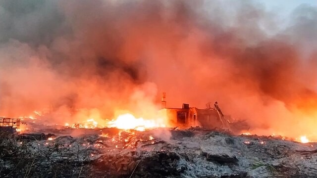 Голям пожар на строително сметище в квартал „Меден рудник“ в