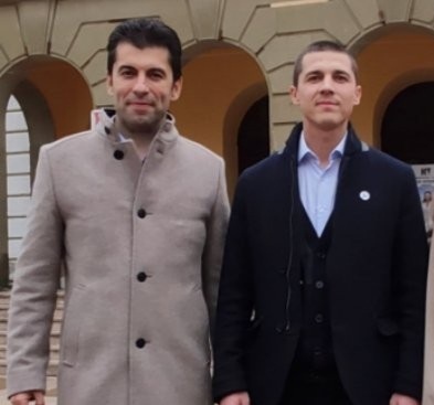 Една шантонерка върти държавата на пръста си Това е най