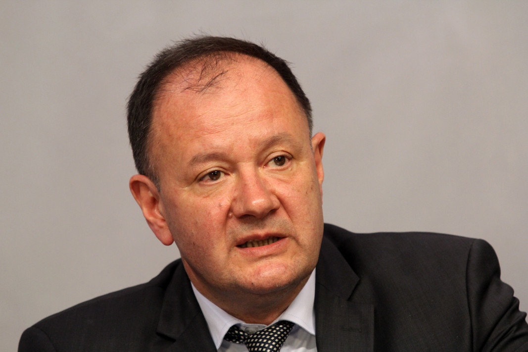 Вариантът е само един да се върне мандатът и