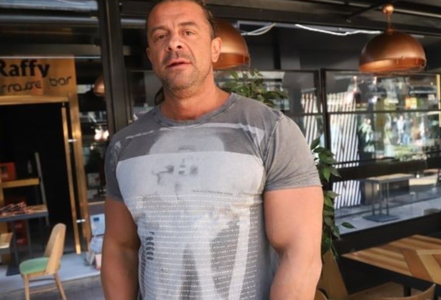 Клип с шамар от страна на служител в заведение към