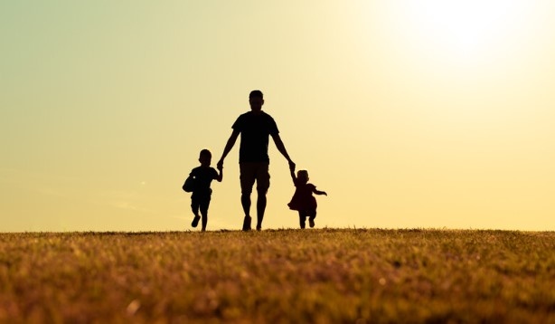 Бащите и осиновителите да могат да ползват два месеца отпуск