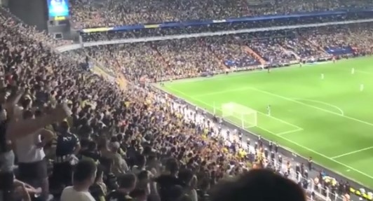Феновете на Фенербахче привлякоха вниманието със скандирания на името на