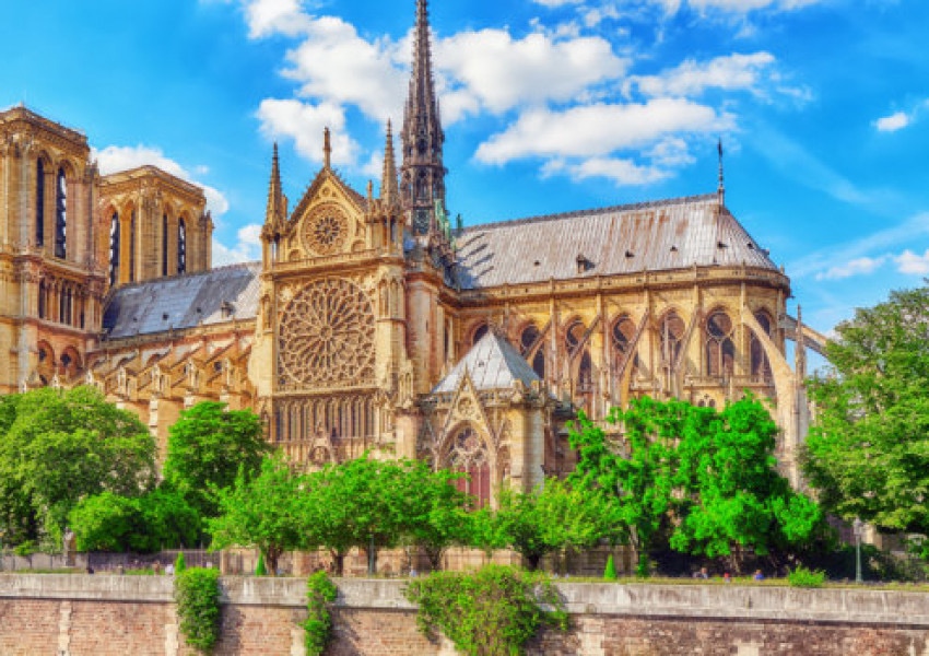 Катедралата Нотр Дам може да отвори врати за богомолците и