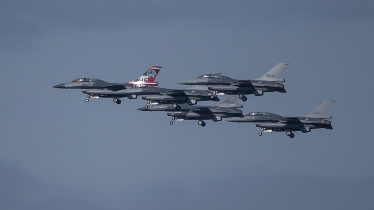 Китайски военни самолети прелетяха близо до средната линия разделяща Тайванския