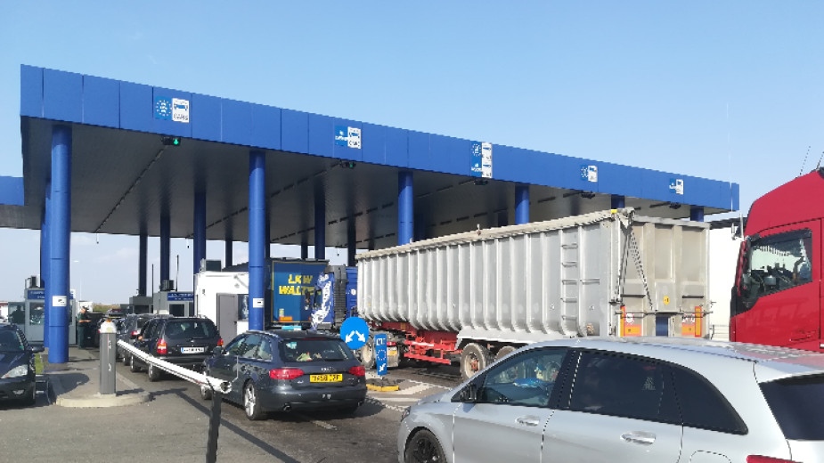 Огромни тапи и километрични опашки на границата с Румъния при