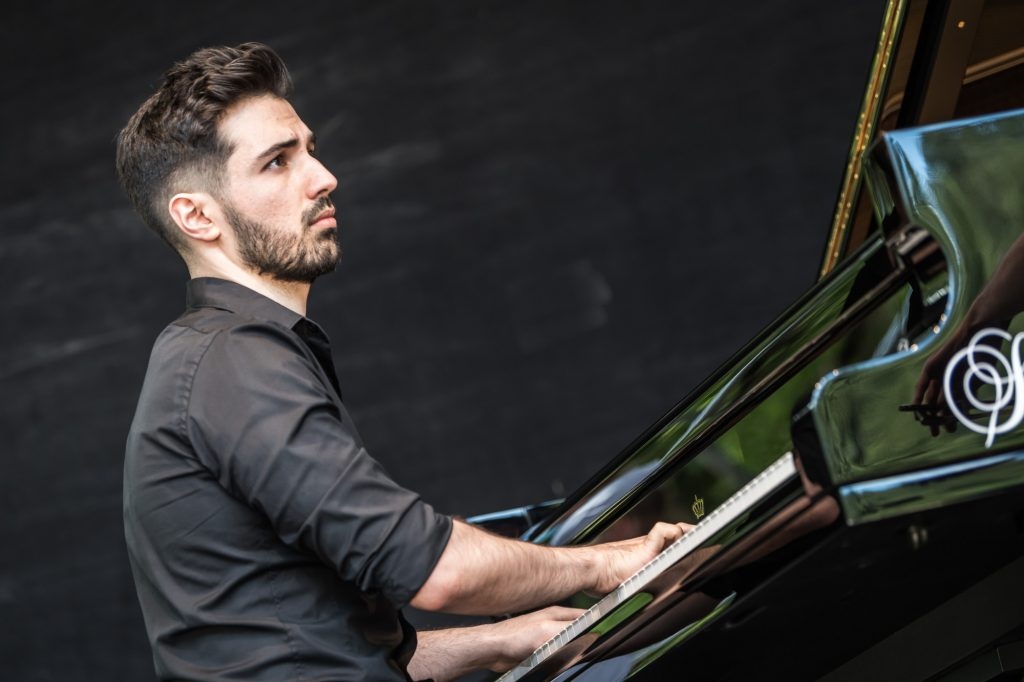 Известният пианист Евгени Генчев се впуска в търсене на любовта