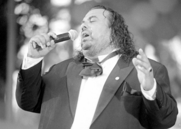 Ромската поп фолк звезда Джаго известен и като президента на