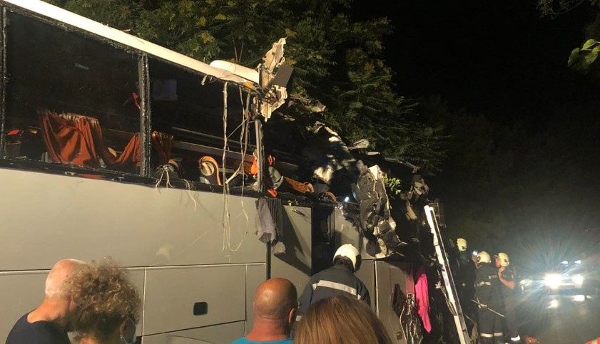 Тежка катастрофа между автобус с румънска регистрация и лека кола