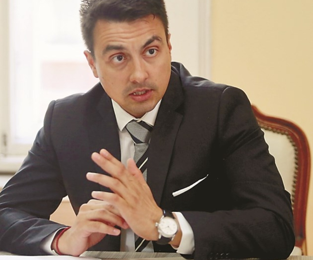 Заместник министър който Корнелия назначила за да ѝ е верен в