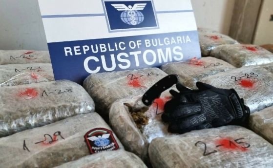104 5 кг марихуана задържаха митническите служители от митнически пункт Калотина и отдел