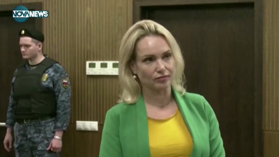 Отново арестуваха журналистката която вдигна антвоенния плакат на живо в